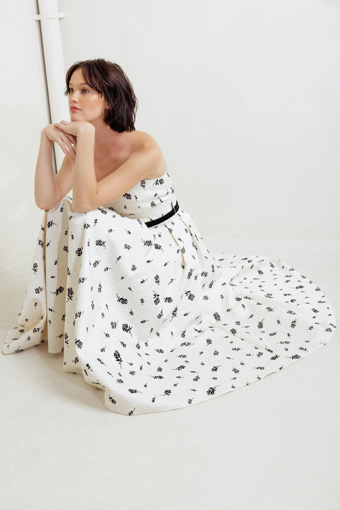 BLACK ROSE STRAPLESS MIDI DRESS - Image 9