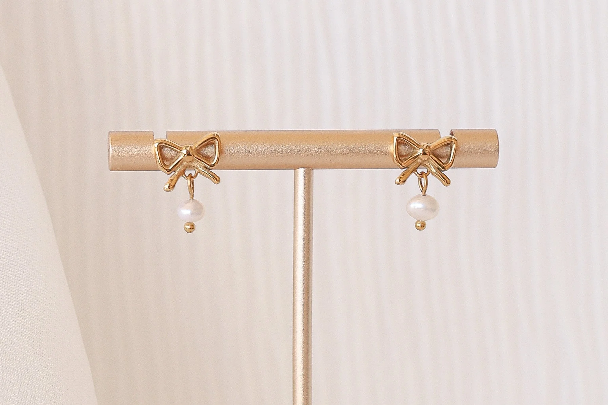 Jane Bow & Pearl Drop Earring - Image 13