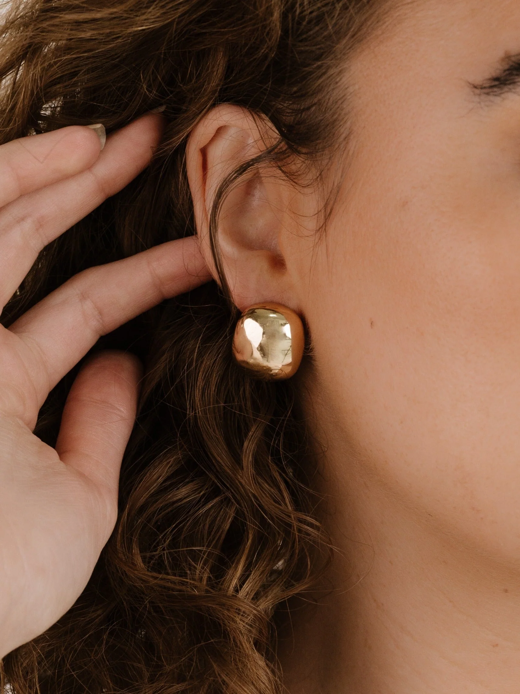 Minimal Curved Square Stud Earrings - Image 6