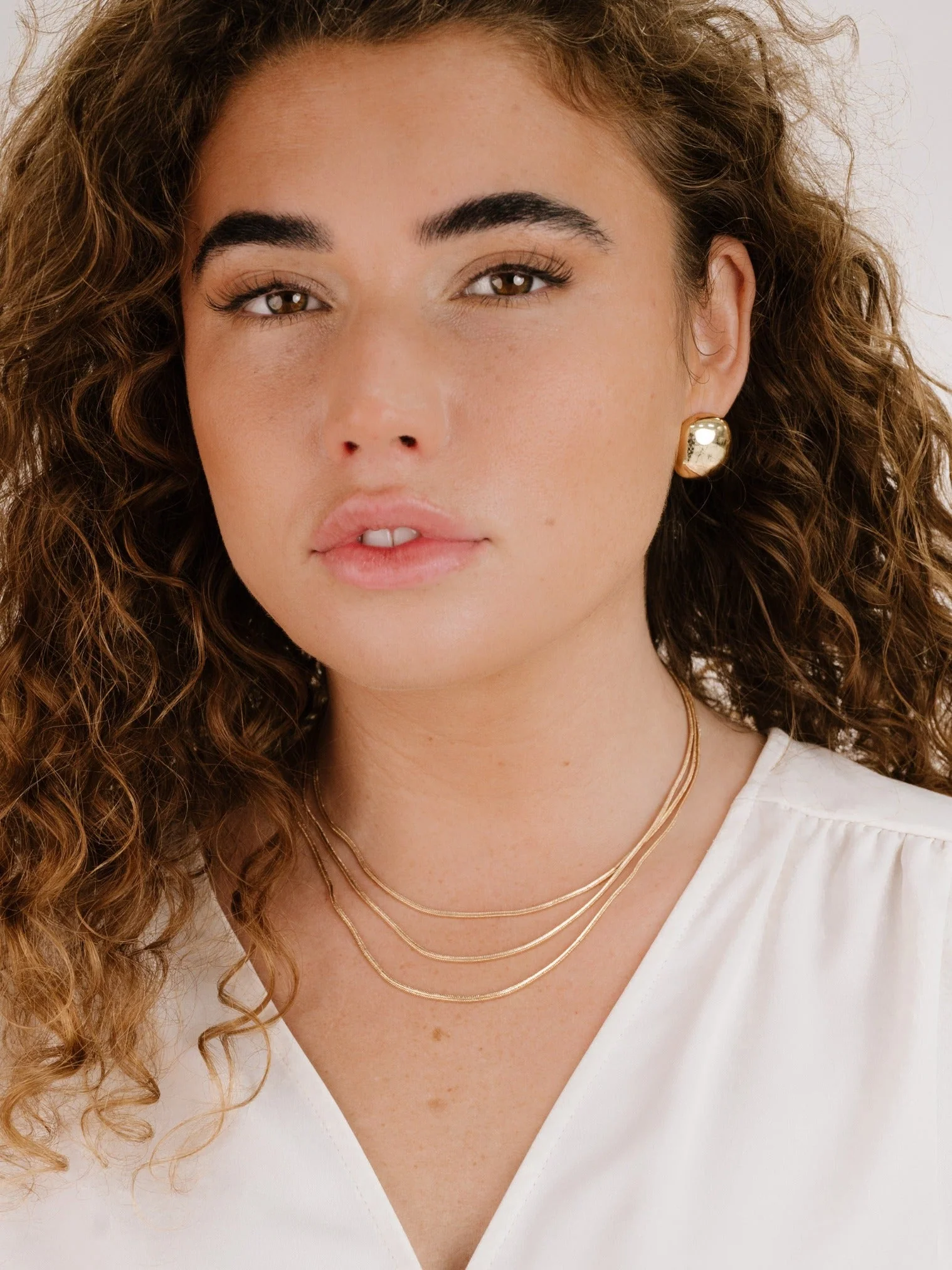 Minimal Curved Square Stud Earrings - Image 7