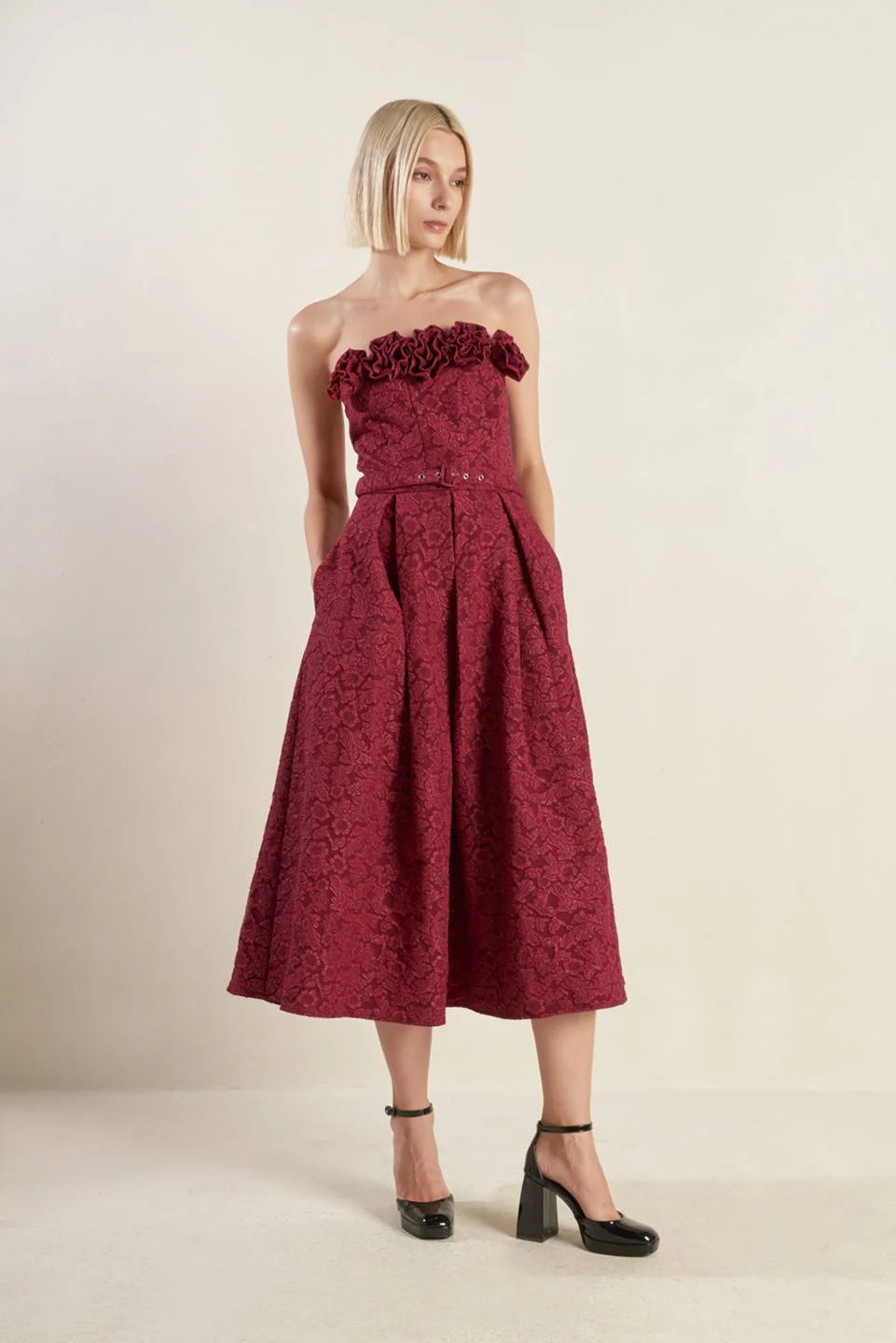 ROSETTE DETAIL STRAPLESS BURGUNDY MIDI DRESS - Image 4