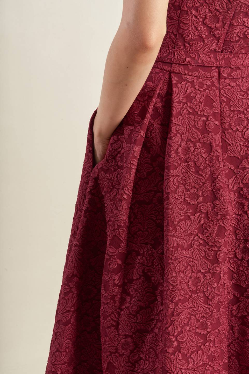 ROSETTE DETAIL STRAPLESS BURGUNDY MIDI DRESS - Image 8