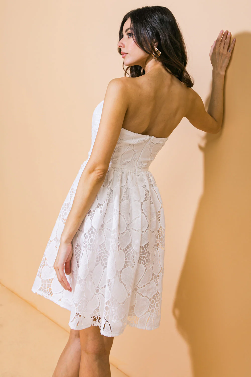 WHITE STRAPLESS FLORAL LACE MINI DRESS - Image 3